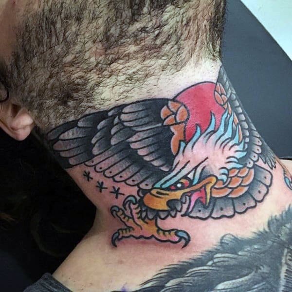 Coloridos tatuajes tradicionales de águila hombres en el cuello