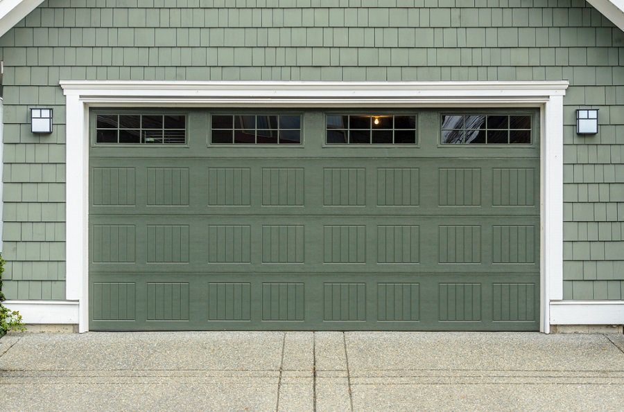 garage door with window panels 