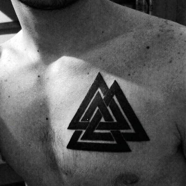 Kühle schwarze  Ringe männliche Tattoo auf der oberen Brust