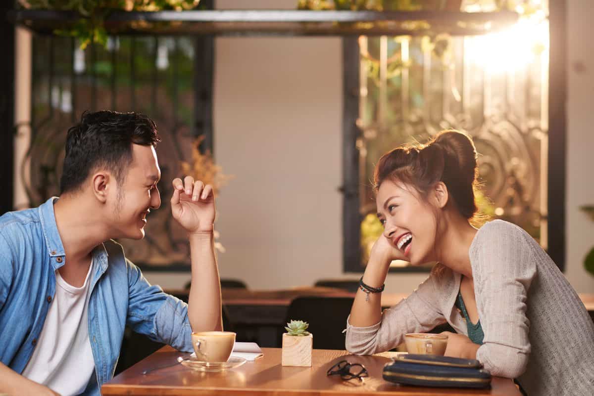 Side,View,Portrait,Of,Laughing,Asian,Couple,Enjoying,Date,In