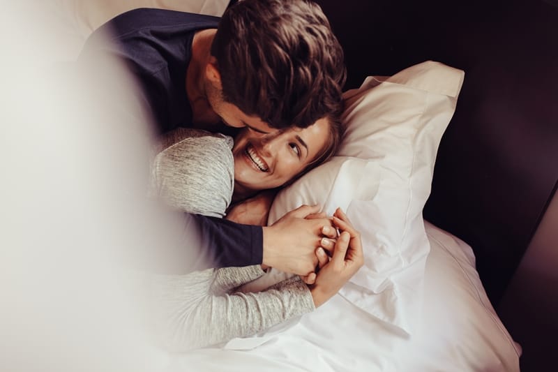 couple focus on the positive while in the bedroom