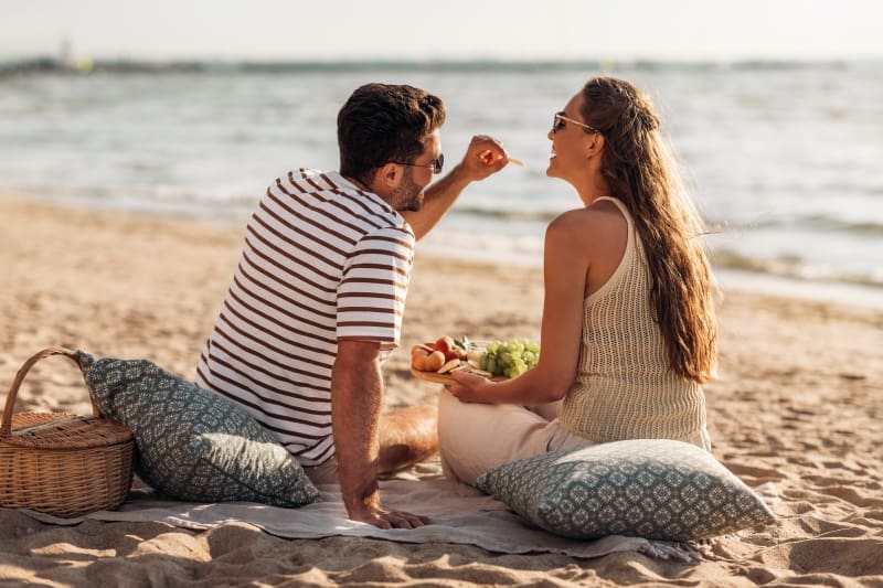 couple picnic at the beach