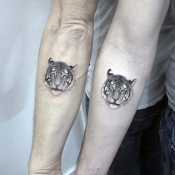 Tatuajes para parejas, tigre 3d realista en los antebrazos exteriores