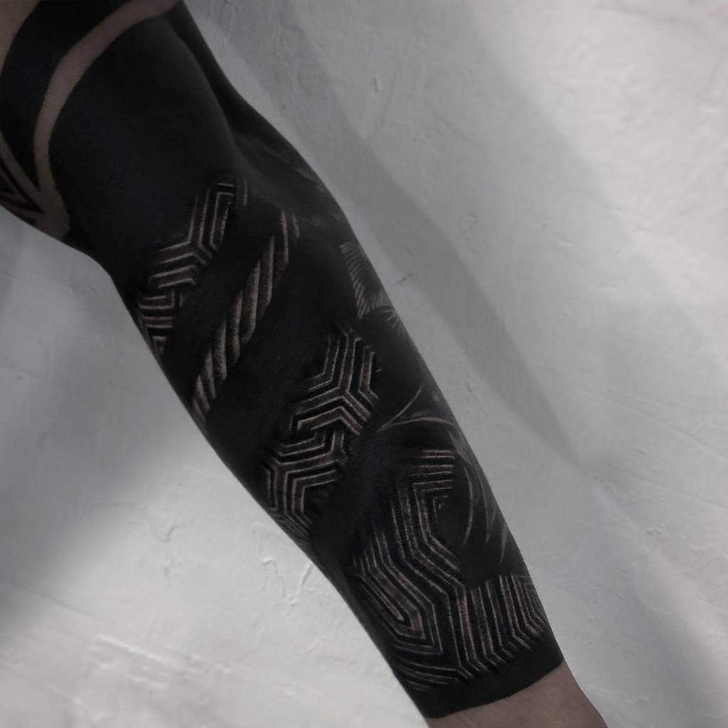 cover up black arm tattoo dono_tattooer