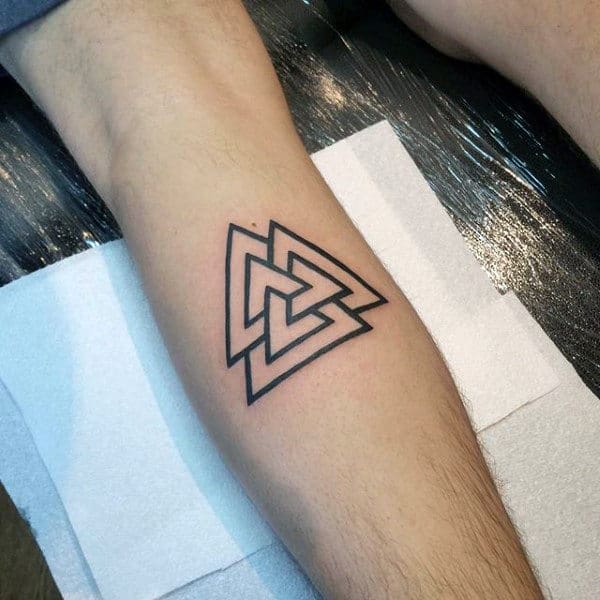 Kreative schwarze Tinte männlich Valknut Bein Tattoo Inspiration