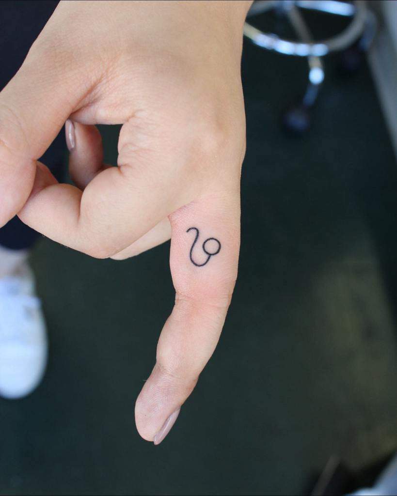 cute leo-zodiac-finger-tattoo-uhhhhtaco