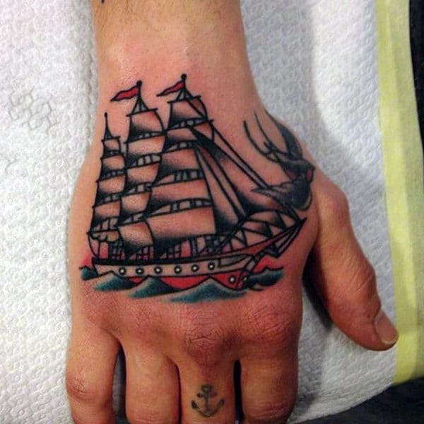 Lindo tatuaje de barco con grandes velas en manos de chicos