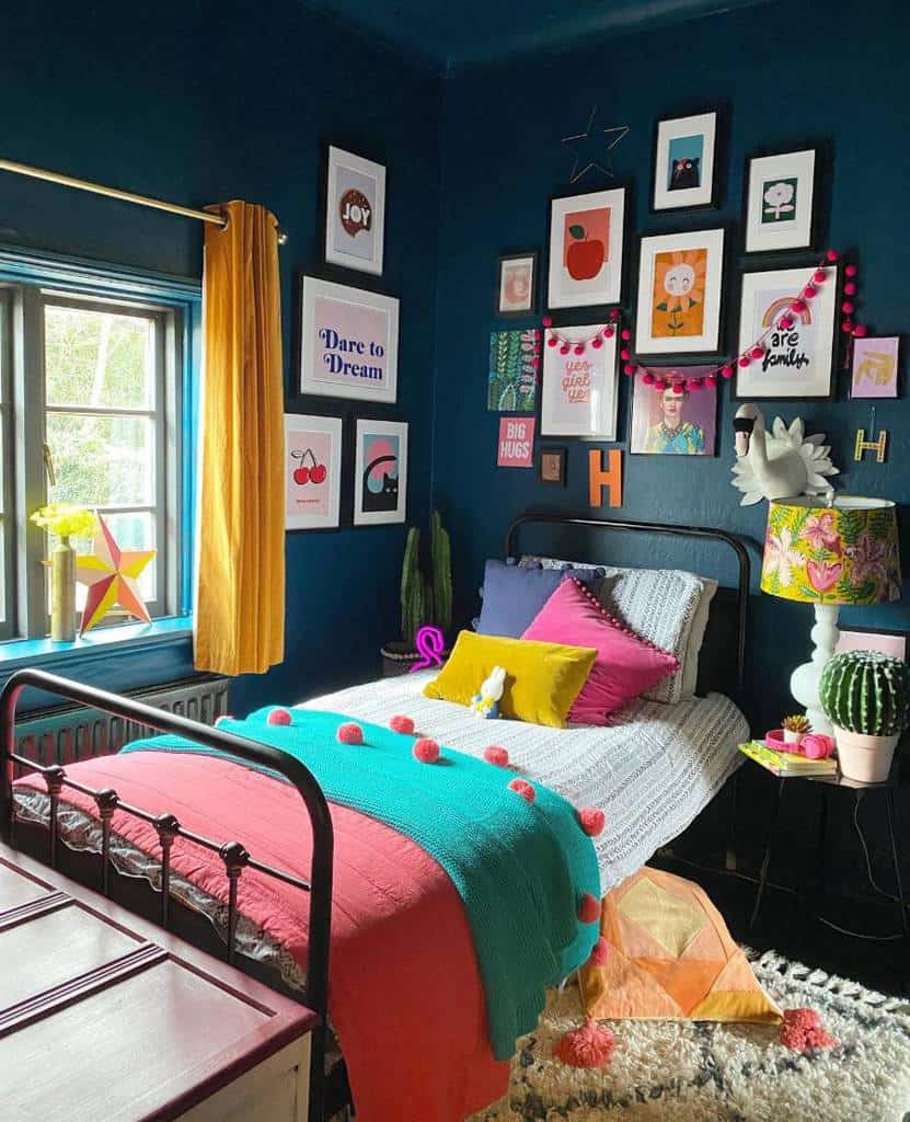 girl's bedroom inspiring wall art