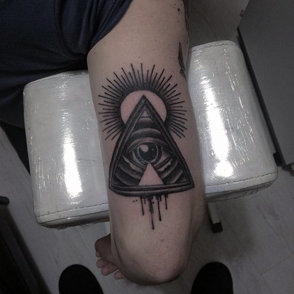 Dunkles Dreieckauge mit brennender Sonne Tattoo auf Armen für Männer