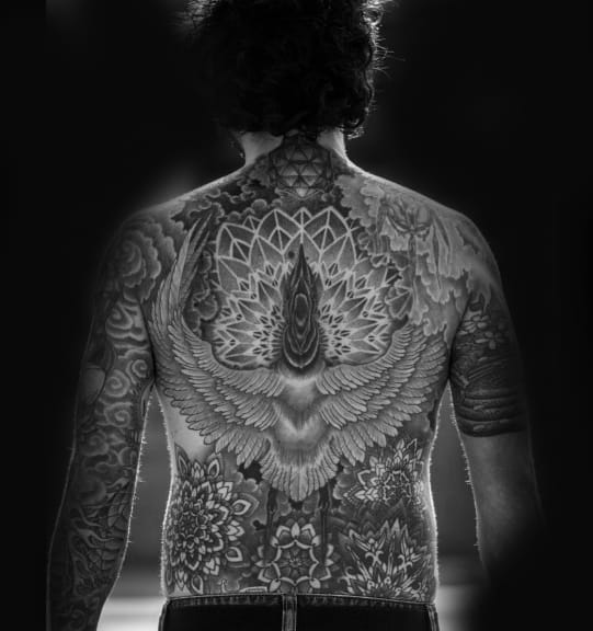 modele distinctive de tatuaje Mandala masculine cu spate complet