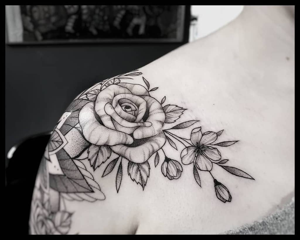dotwork flower shoulder tattoo maladja_tattoo_art
