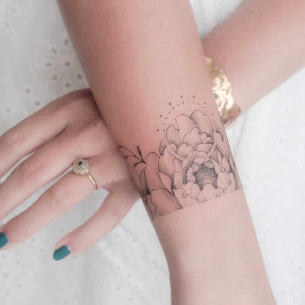 elegant flower wrist tattoo kalawa.tattooer