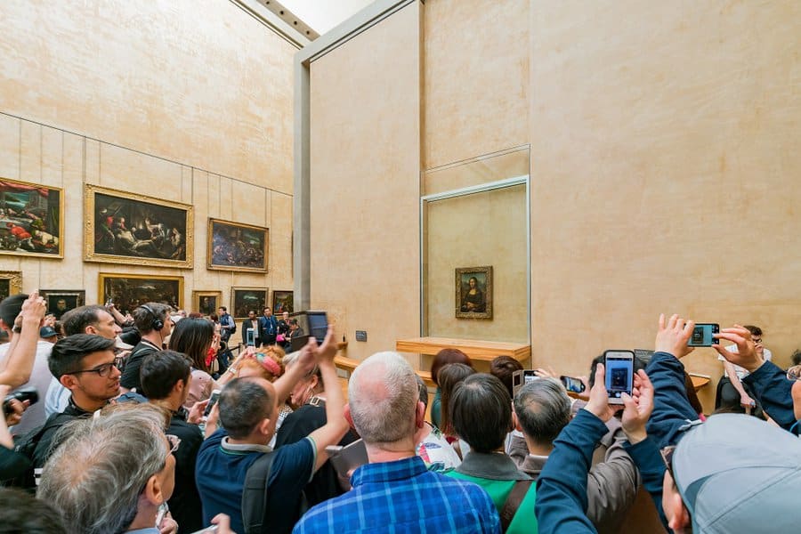  famous Mona Lisa painting in the Louvre Museum 