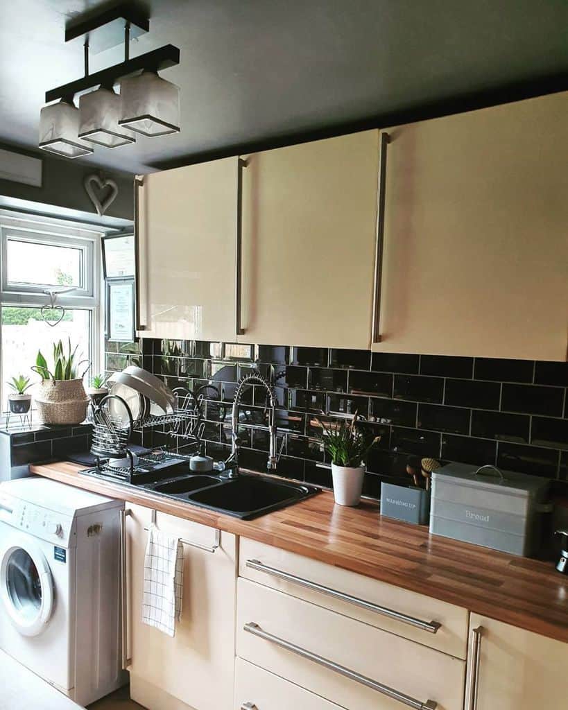 neutral kitchen with black tile backsplash 