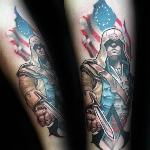 Tatuaje en el antebrazo, bandera con personaje de Assassins Creed
