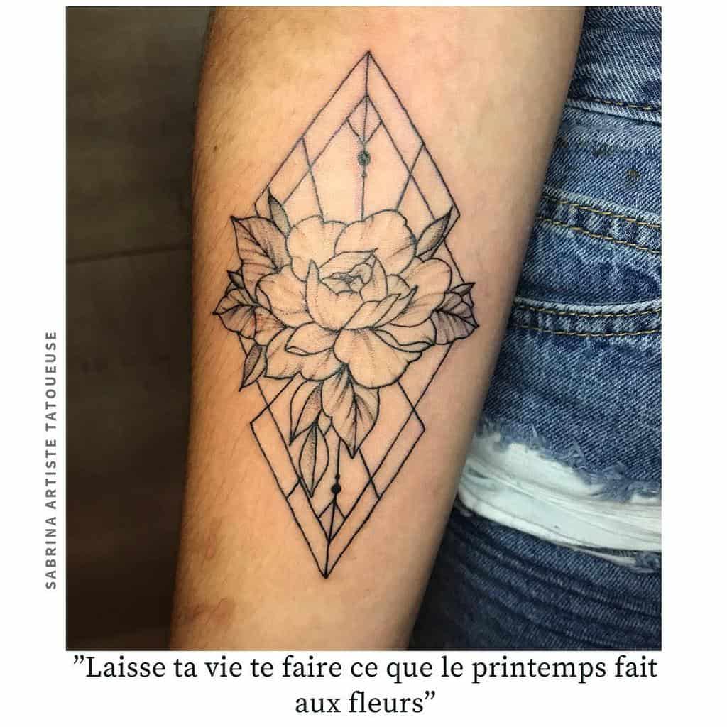 forearm geometric flower tattoo sabrina_b_artiste_tatoueuse