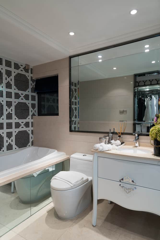 full bathroom with mirrored bathtub 