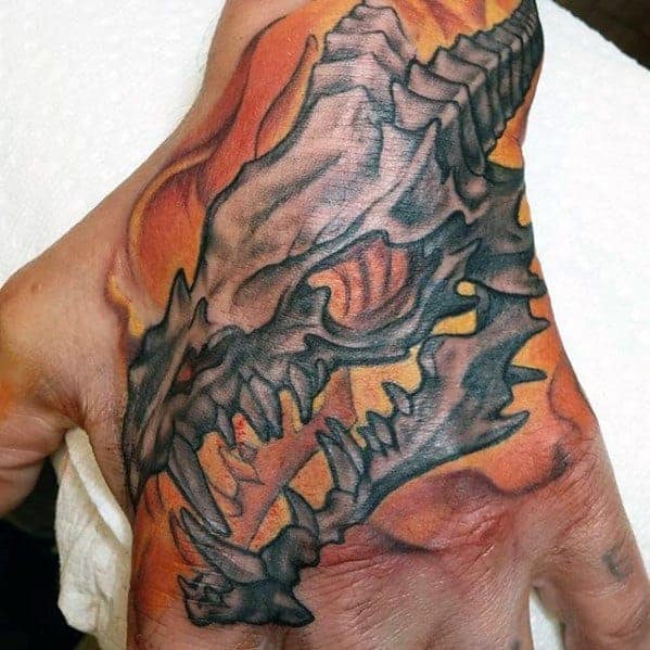 Gentleman-mit-Hand-Drachenschädel-Tattoo