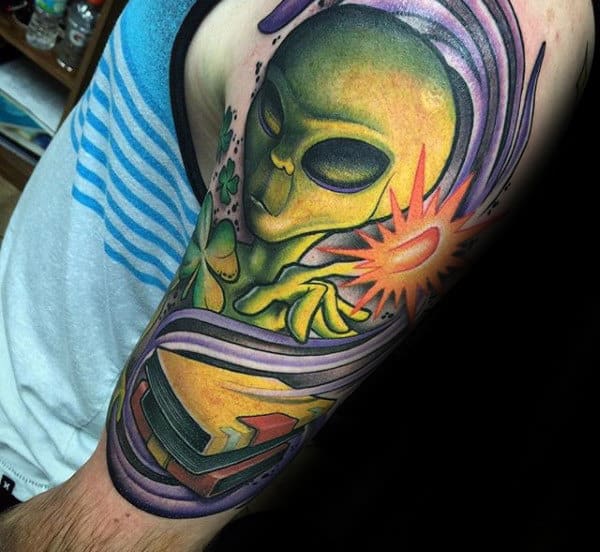 My hitchhiking alien buddy done by Tayla Black at Cult Art Space in  Adelaide, South Australia. : r/tattoos