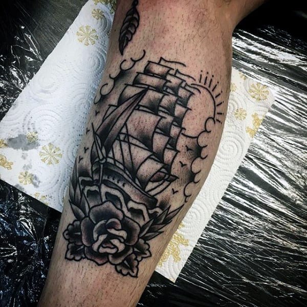 Tatuaje en el antebrazo, barco pirata gris y rosa