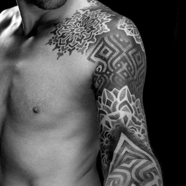 Kille med intrikat svart arbete, geometrisk tatuering i ärmen