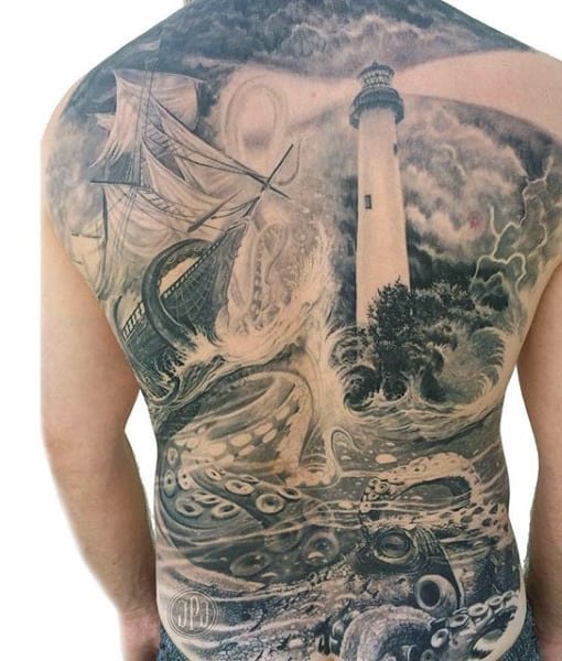 Mec avec des tatouages ​​de vieux bateau sur le dos