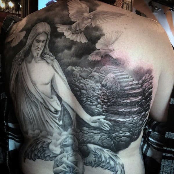 Diseños de tatuajes de palomas para hombres en la espalda