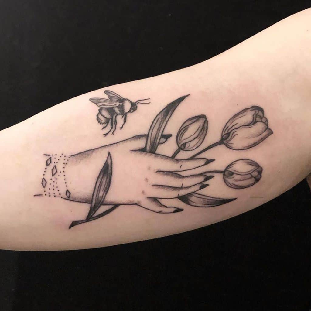 Tatouage de tulipe noir et gris à la main