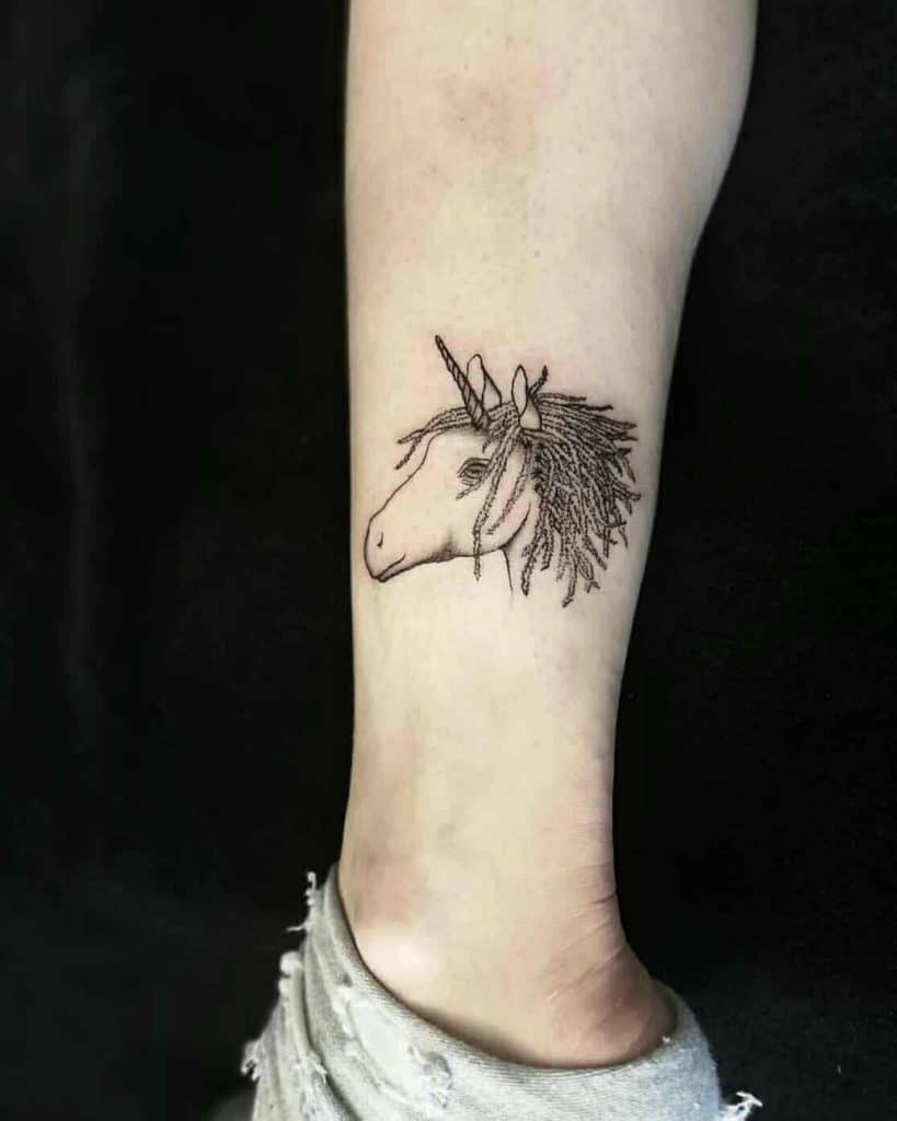 black-work-unicorn-tattoo-lotaturi