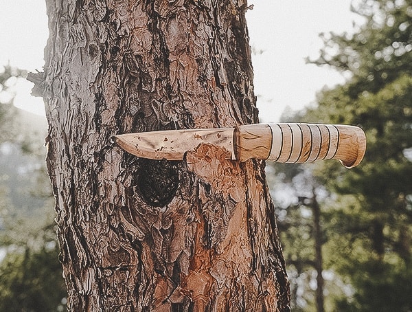 https://nextluxury.com/wp-content/uploads/helle-utvaer-knife-removing-tree-bark-outdoors.jpg