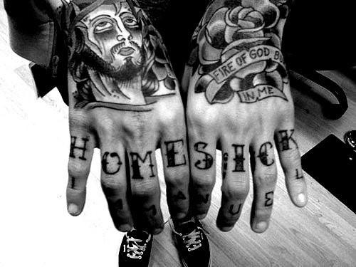 Lettering tattoo on fingers 