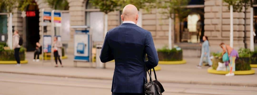 How to Commute in a Suit Without Wrinkling It: A Men’s Style Guide for City Professionals