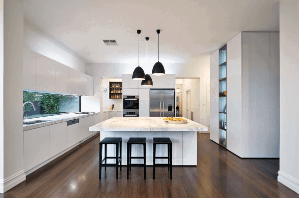 white glossy kitchen 