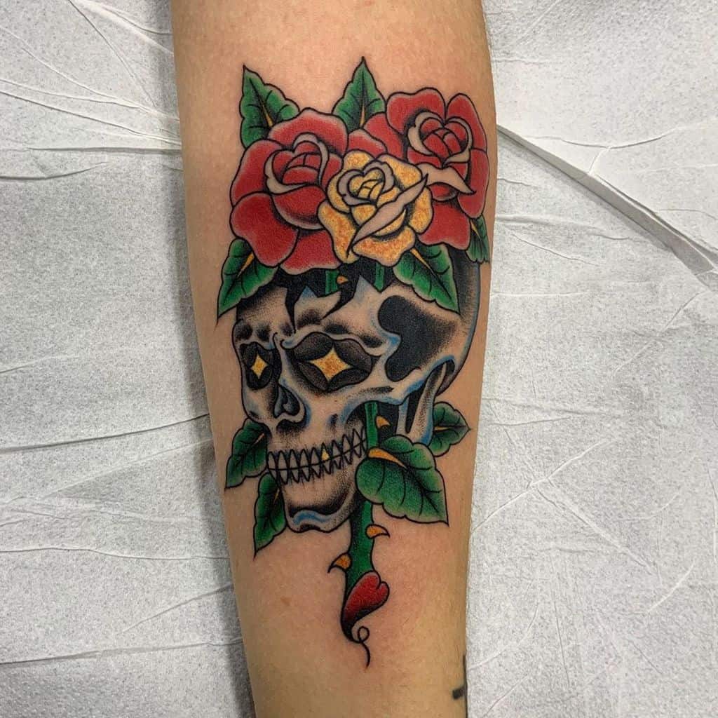 italian-traditional-tattoo-rose-and-skull-tattoo-ciro_cali_tattooer