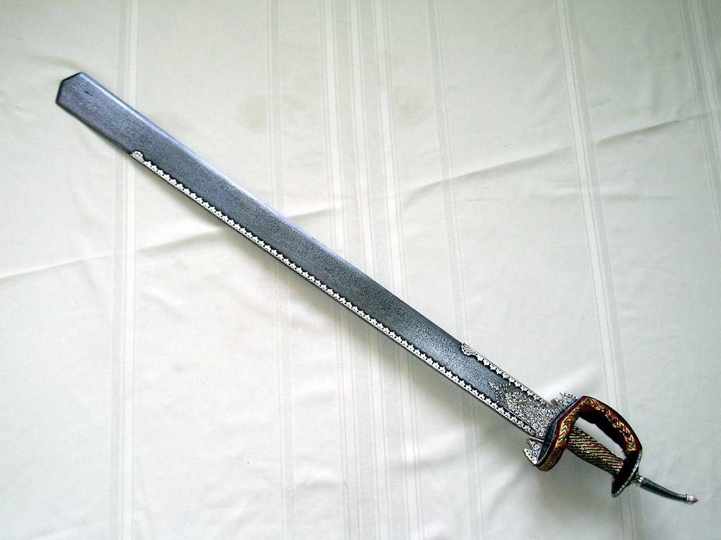 khanda double-edged sword