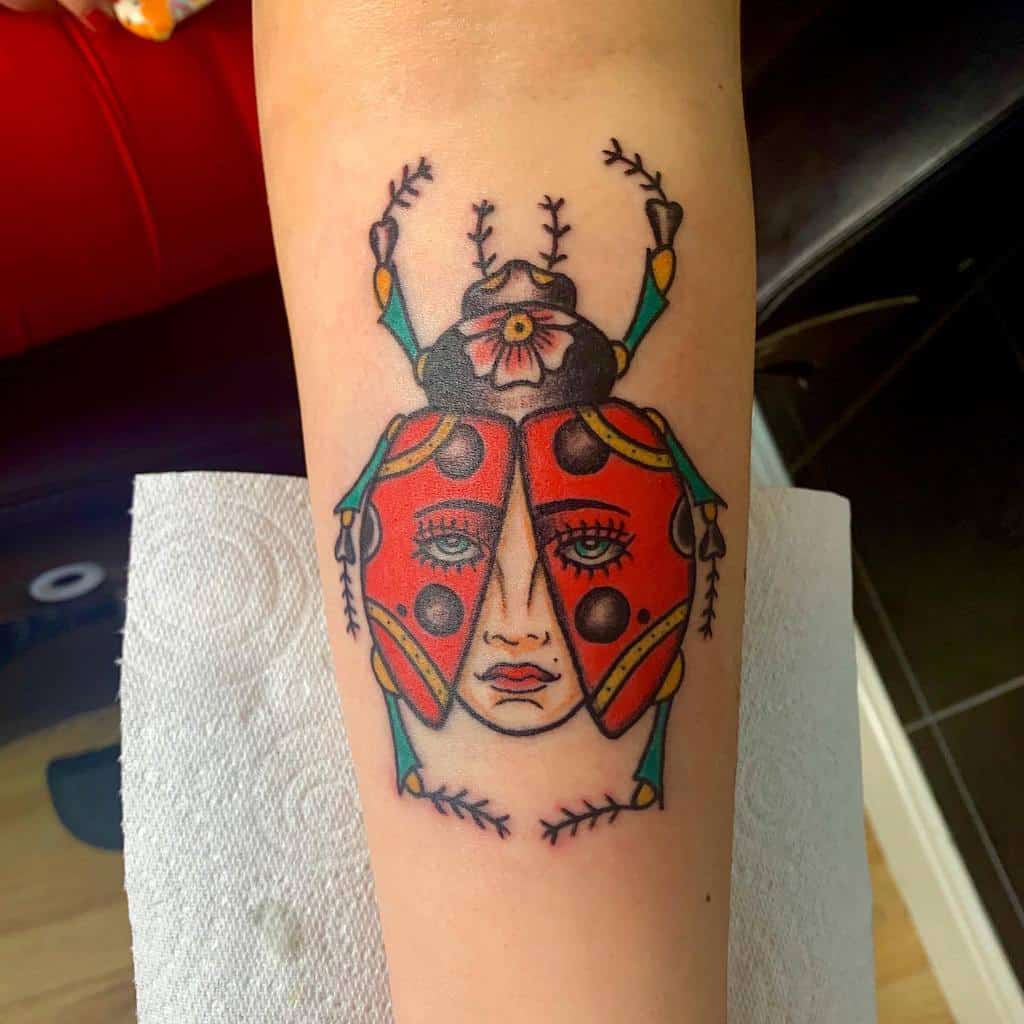 ladybird-head-old-school-beautiful-colour-ladybug-tattoo-el_barnito