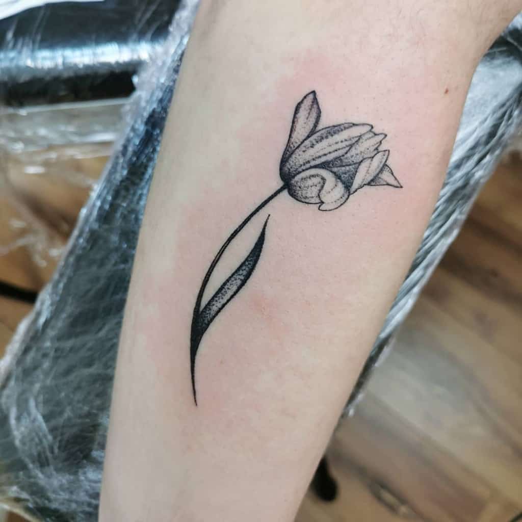 Beau tatouage de tulipe