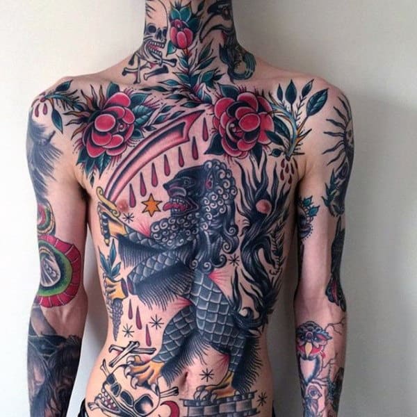 Magnífico tatuaje tradicional de rosas rojas y animales negros en el torso de chicos