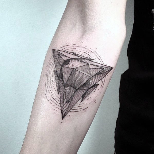 Männliches monumentales 3D-Dreieck-Tattoo auf den Armen
