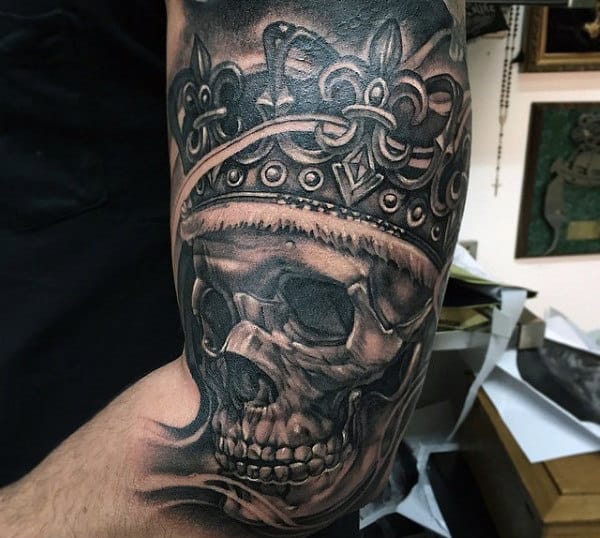 Aggregate 76 skull with crown tattoo designs super hot  thtantai2