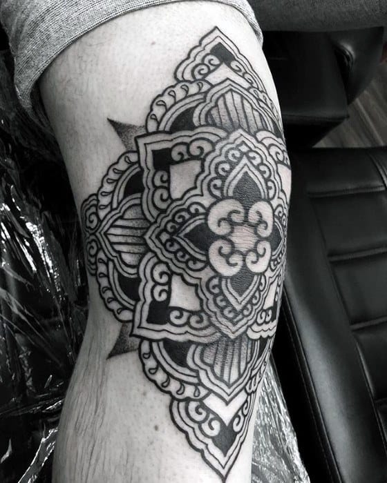 mand knæhætte tatovering med Mandala Design
