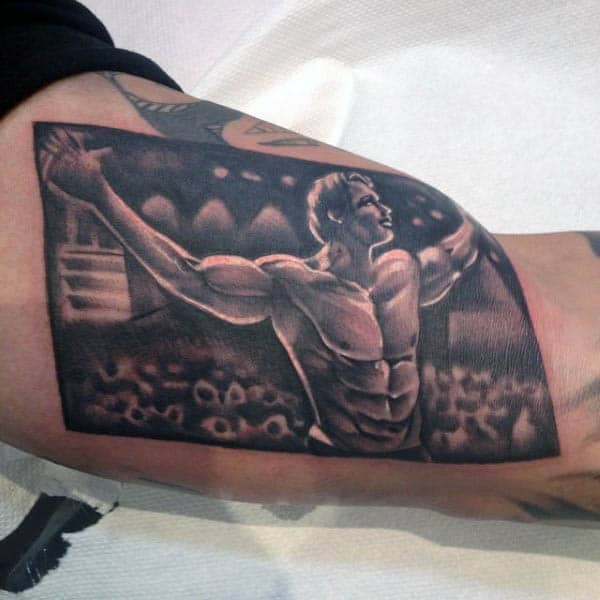 Hombre con tatuaje de bíceps de Arnold Schwarzenegger Fitness Design