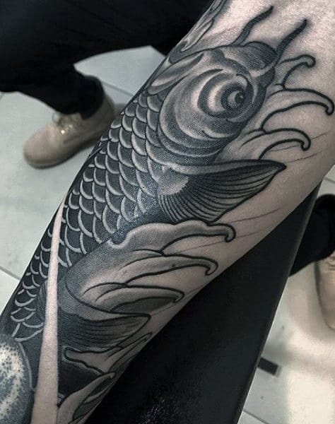 mens-koi-fish-arm-tattoo-in-schwarzer-tinte