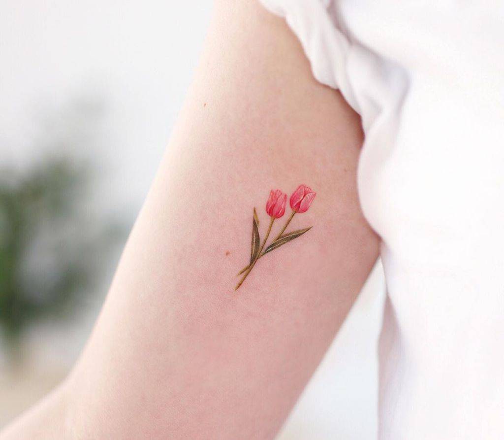 Mini bras tulipe tatouage