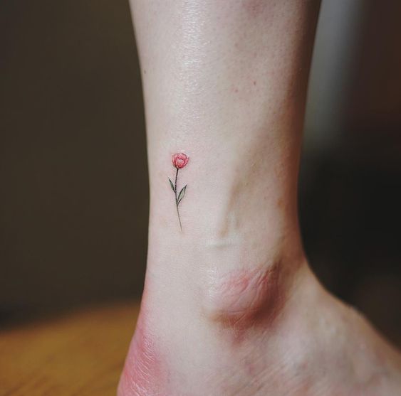Mini tatouage de tulipe à la cheville rouge