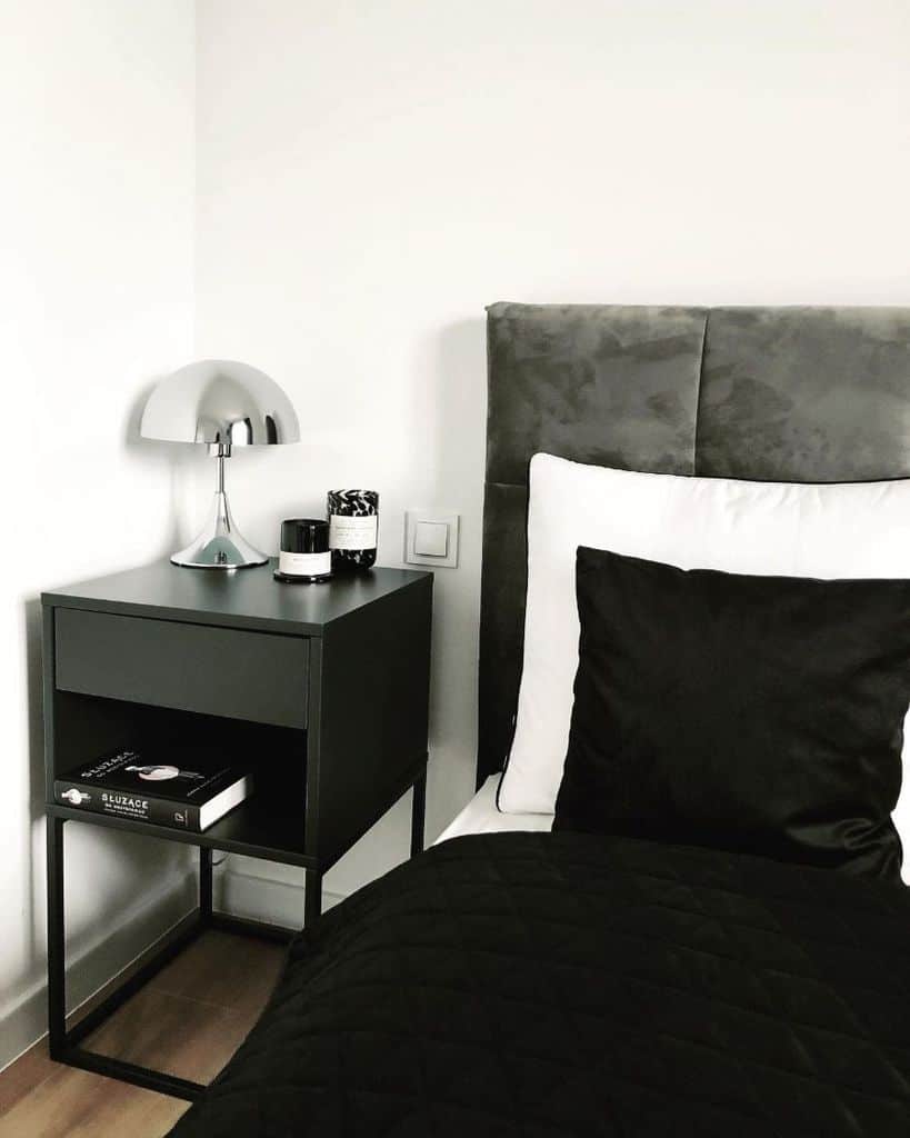 minimalist black and white bedroom 