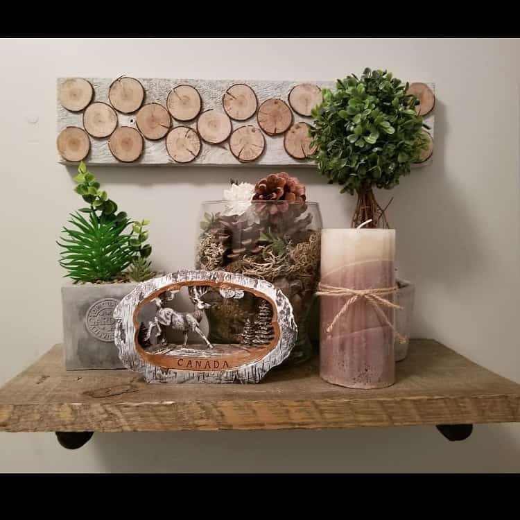 bathroom shelf with decorative pieces 