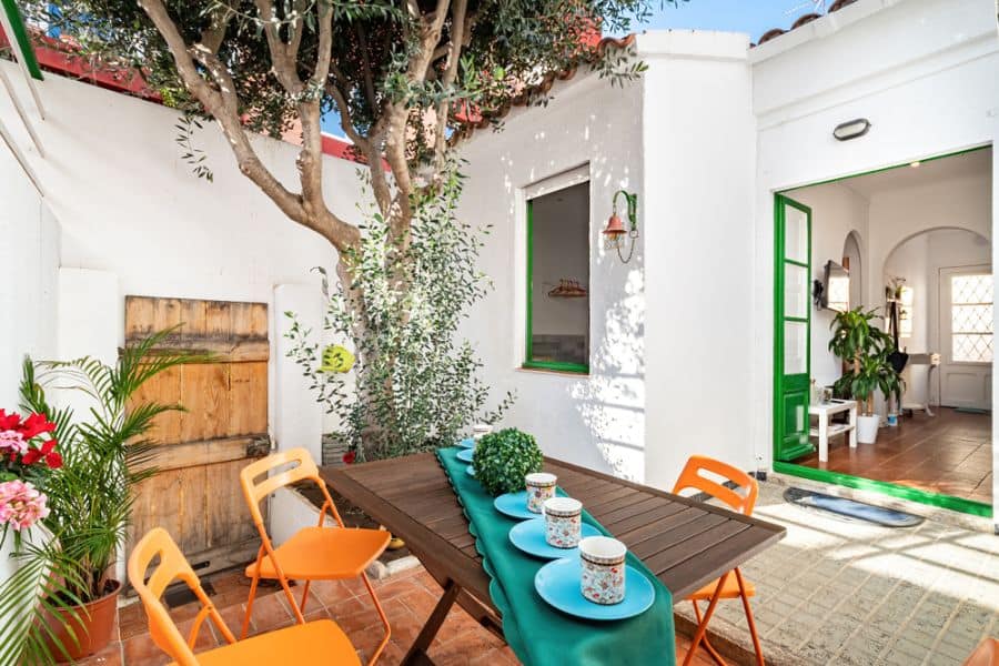 small mediterranean-style patio 