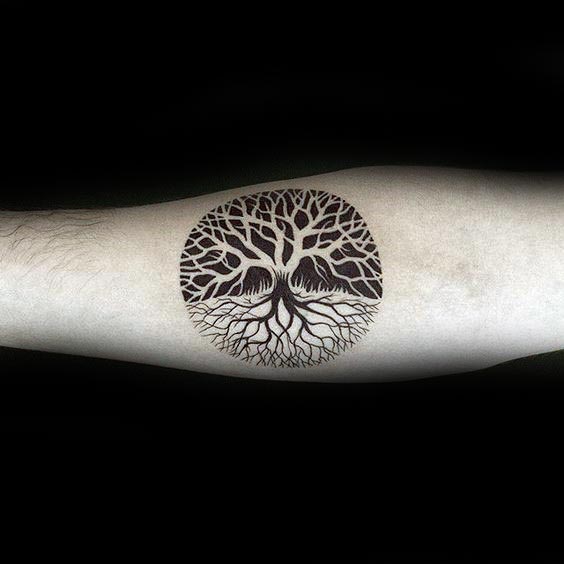 Negative Space Guys Kleiner Kreis Baum des Lebens Tattoo Design auf dem inneren Unterarm