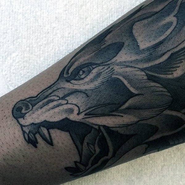 neo-traditional-guys-forearm-wolf-tattoo-ideas